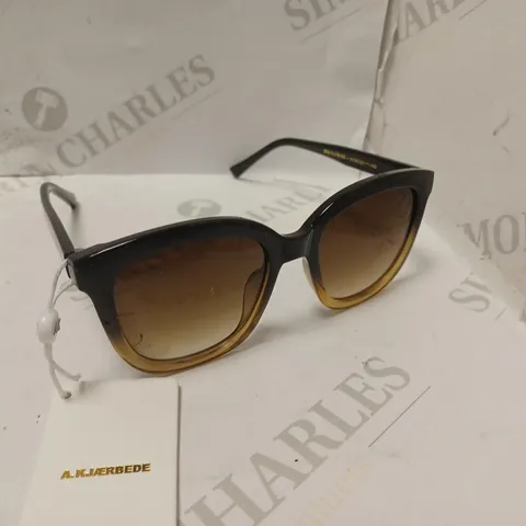 A.KJAEBEDE DANISH DESIGN BILLY KL2106-005 SHADES