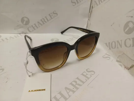 A.KJAEBEDE DANISH DESIGN BILLY KL2106-005 SHADES