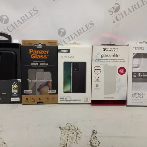 BOX OF APPROX 25 ASSORTED PHONE ITEMS TO INCLUDE - PANZER GLASS SAMSUN GALAXY S23 - XQISIT FLEX CASE - INVISIBLE SHIELD GLASS ELITE ETC