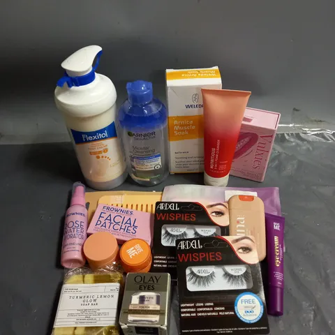 APPROXIMATELY 20 ASSORTED COSMETIC PRODUCTS TO INCLUDE - VULXIES MENSTURAL DISC - GIVE ME EYE CREAM - ESTEE LAUDER FOAM CLEANSER - ETC