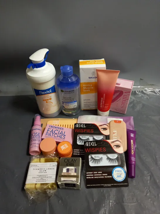 APPROXIMATELY 20 ASSORTED COSMETIC PRODUCTS TO INCLUDE - VULXIES MENSTURAL DISC - GIVE ME EYE CREAM - ESTEE LAUDER FOAM CLEANSER - ETC