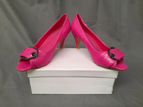 BOXED PAIR OF DESIGNER OPEN TOE MID HEELED SHOES IN FUCHSIA EU SIZE 37