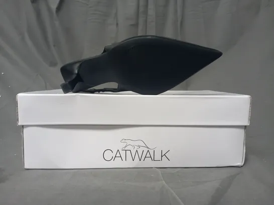 BOXED PAIR OF CATWALK CLOSED POINTED TOE HEELED SHOES IN BLACK UK SIZE 4