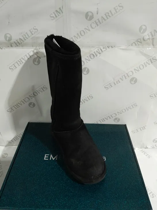 BOXED PAIR OF EMU WATER RESISTANT BOOTS IN BLACK - SIZE 6  