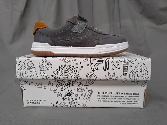 BOXED PAIR OF CLARKS FAWN FAMILY KIDS SHOES IN GREY UK SIZE 10.5