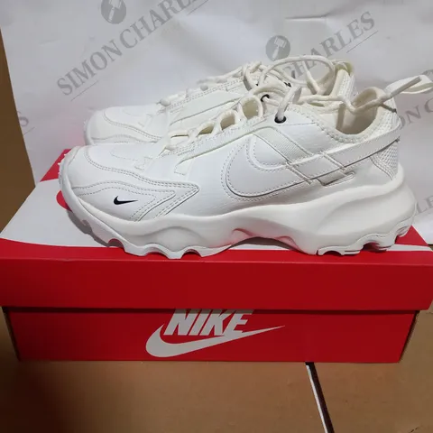 PAIR OF BOXED WHITE NIKE TC 7900 TRAINERS SIZE 6