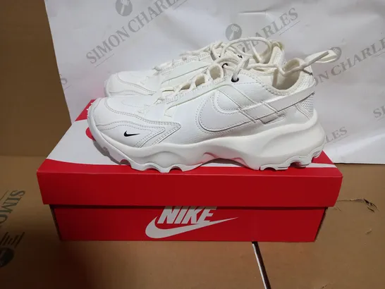 PAIR OF BOXED WHITE NIKE TC 7900 TRAINERS SIZE 6