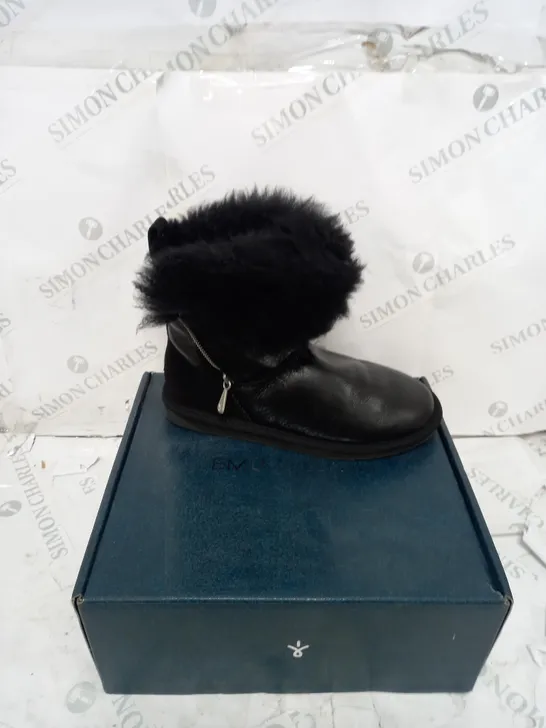 BOXED PAIR OF EMU TEDDY WURREN BOOTS IN BLACK - UK SIZE 7