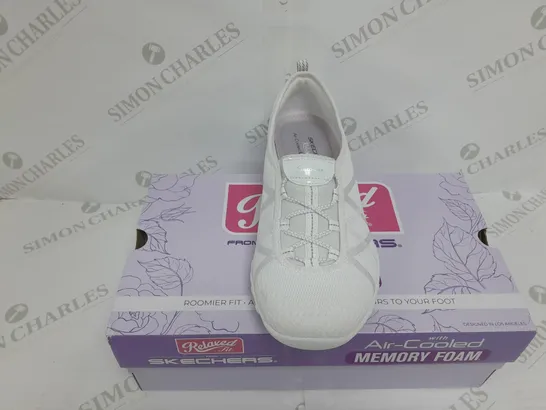 BOXED RELAXED FIT AIR COOLED MEMORY FOAM WHITE TRAINERS SIZE 7 