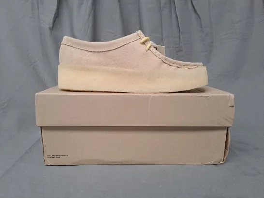 BOXED PAIR OF CLARKS WALLABEE CUP SHOES IN MAPLE UK SIZE 6