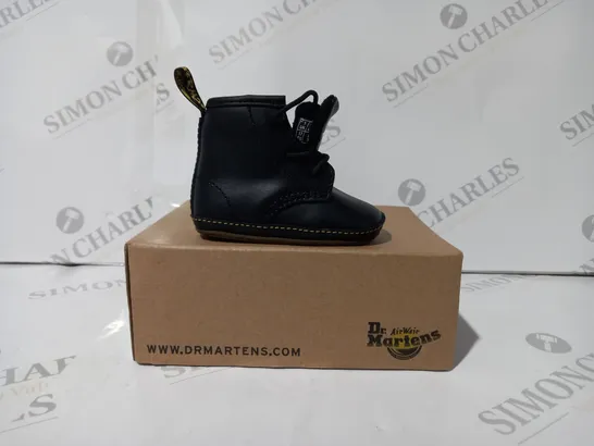 BOXED PAIR OF DR MARTENS INFANT SHOES IN BLACK UK SIZE 1