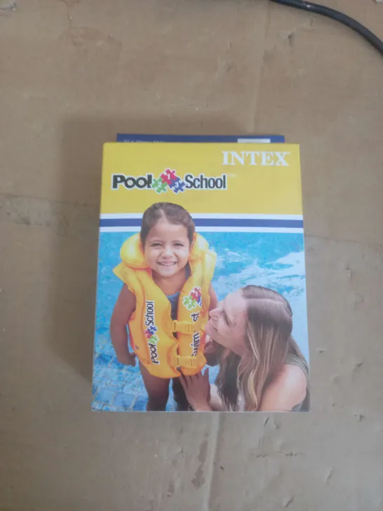 BOX OF APROX 24 INTEX POOL SCHOOL DELUXE SWIM VEST 