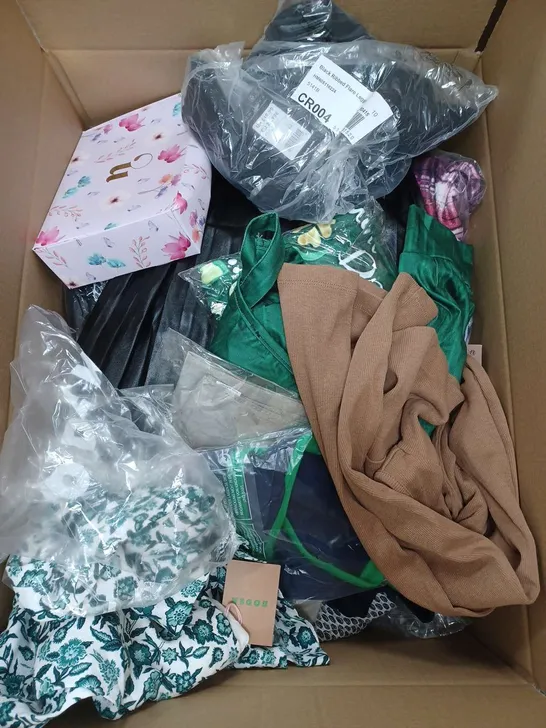 BOX OF APPROXIMATELY 22 ASSORTED CLOTHING ITEMS TO INCLUDE - DENIM SHORTS , SKIRT , TOP ETC