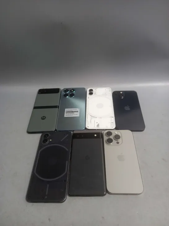 LOT OF 7 ASSORTED DAMAGED PHONES TO INCLUDE IPHONE, MOTOROLA, HONOUR ETC