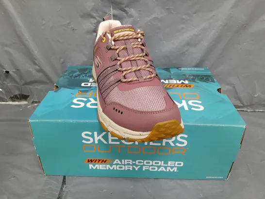 BOXED PAIR OF SKECHERS OUTDOOR MEMORY FOAM TRAINERS IN MAUVE SIZE 7