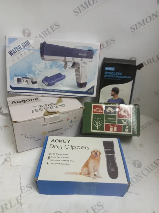 BOX OF APPROXIMATELY 5 ASSORTED ITEMS TO INCLUDE DOG CLIPPERS, WATER GUN, SPORTS HEADWEAR ETC