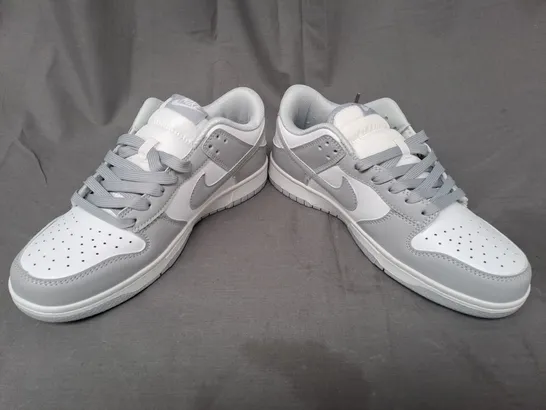 BOXED PAIR OF NIKE SHOES IN GREY/WHITE UK SIZE 7