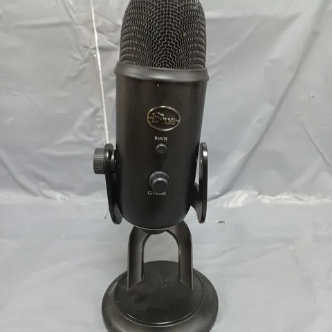 UNBOXED BLUE PODCAST MICROPHONE