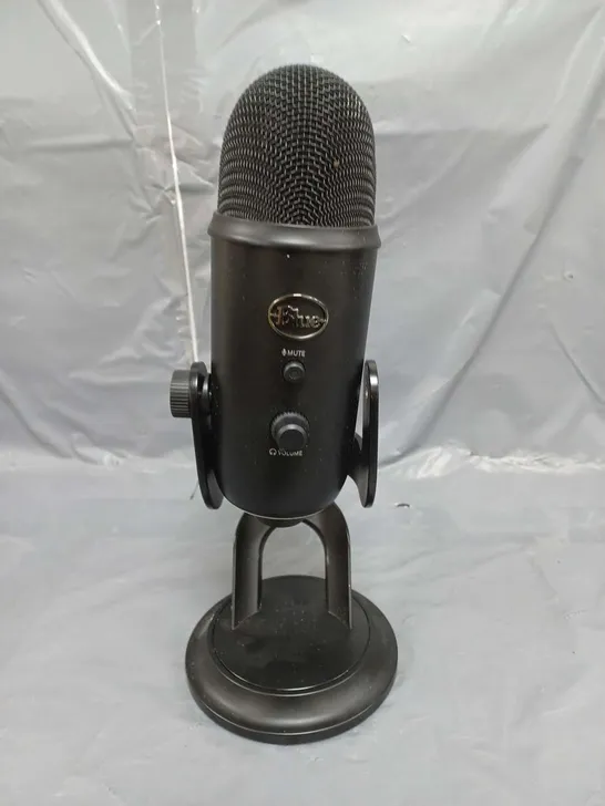 UNBOXED BLUE PODCAST MICROPHONE