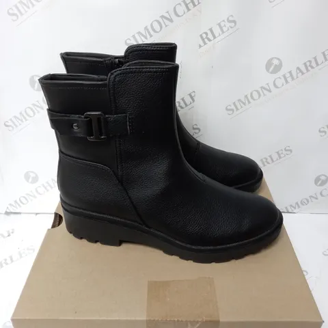 BOXED COLLECTION BY CLARKE CALLA MID LEATHER BOOT - BLACK - SIZE 6