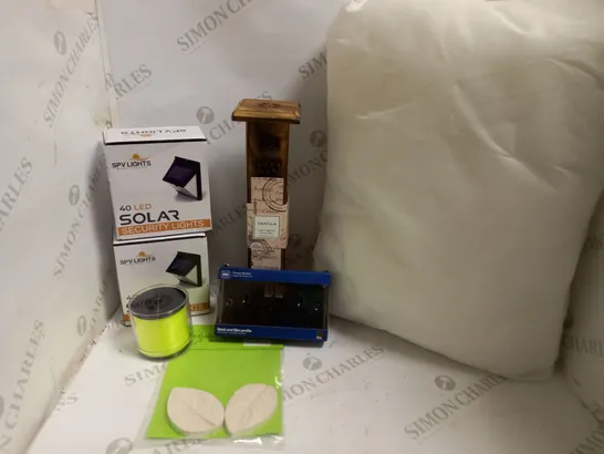 BOX OF APPROX 15 HOUSEHOLD ITEMS TO INCLUDE SOLAR OUTDOOR LIGHTS, METAL DOUBLE POWER SOCKETS, INCENSE BURNER