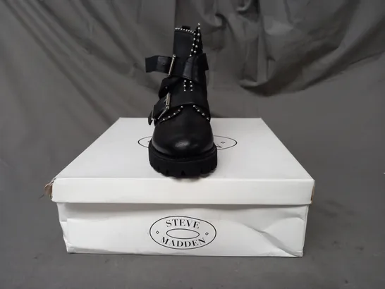 BOXED PAIR OF STEVE MADDEN HOOFY LEATHER ANKLE BOOTS IN BLACK EU SIZE 36