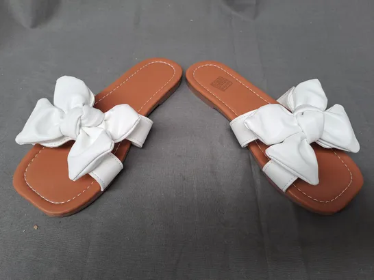 BOXED PAIR OF DESIGNER OPEN TOE FLAT SANDALS IN WHITE W. BOW DETAIL EU SIZE 35