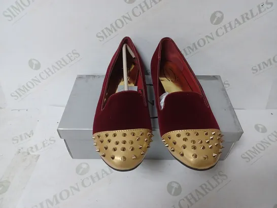 BOXED PAIR OF CASANDRA SLIP ON SHOES IN BORDEAUX SIZE 4