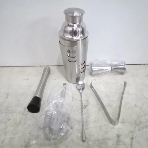 COCKTAIL MAKING PROFESSIONAL SHAKER