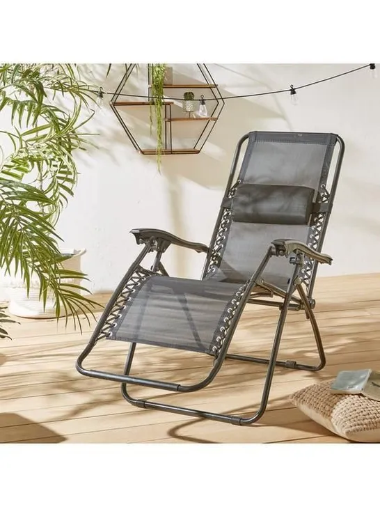 BOXED LUXURY RELAXER CHAIR BLACK RRP £44.99