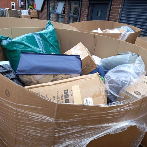 PALLET OF ASSORTED SOFT FURNISHINGS TO INCLUDE; SUPLONG HOSE, ELVIROS MEMORY FOAM PPILLOW AND DAFUNA CERVICAL PILLOW