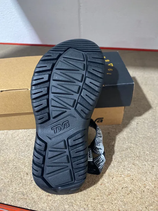 BOXED PAIR OF TEVA W HURRICANE SANDALS SIZE 4