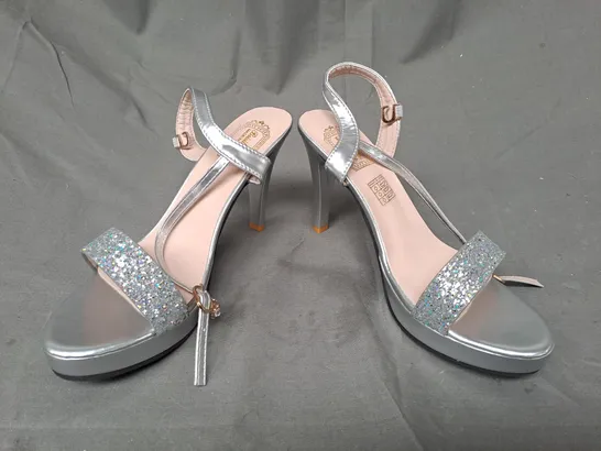 BOXED PAIR OF DESIGNER OPEN TOE HIGH HEEL SANDALS IN METALLIC SILVER W. GLITTER EFFECT EU SIZE 40