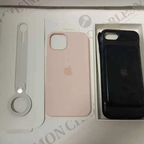 BOX OF APPROX 5 APPLE PRODUCTS TO INCLUDE IPHONE 7 SMART BATTERY CASE, AIRTAG LOOP, IPHONE 13 SILICONE CASE