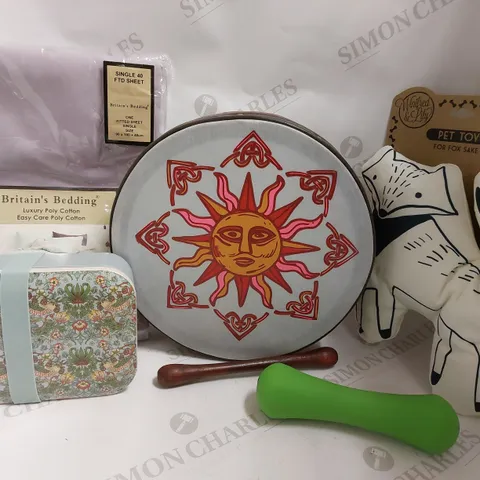 BOX OF APPROX 10 HOUSEHOLD ITEMS TO INCLUDE WILLIAM MORRIS LUNCHBOX, SINGLE FITTED BEDSHEET, PET TOY