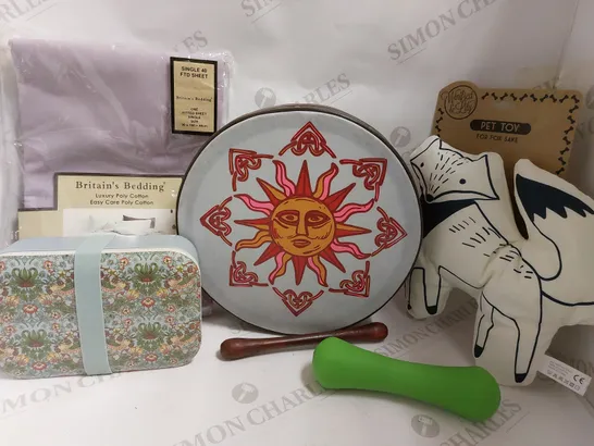 BOX OF APPROX 10 HOUSEHOLD ITEMS TO INCLUDE WILLIAM MORRIS LUNCHBOX, SINGLE FITTED BEDSHEET, PET TOY