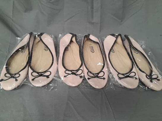 BOX OF APPROXIMATELY 20 PAIRS OF MRP SLIP-ON SHOES IN PALE PINK - VARIOUS SIZES