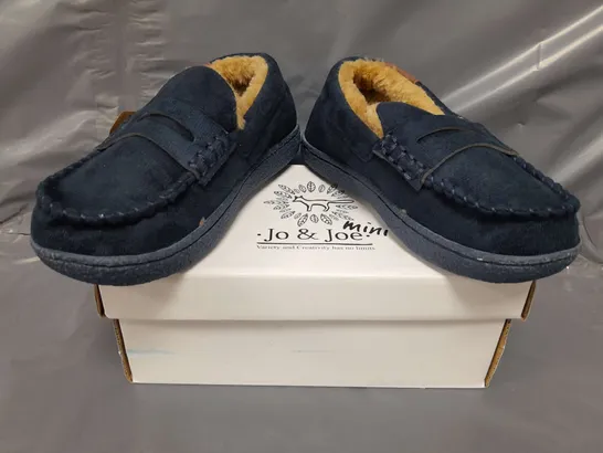 BOXED PAIR OF JO & JOE MINI KIDS SLIPPERS IN NAVY SIZE 11