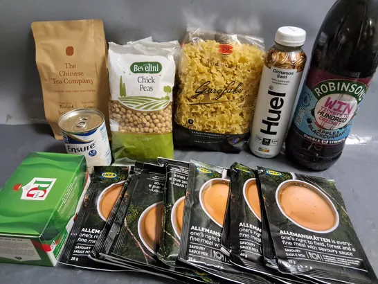 LOT OF ASSORTED FOOD ITEMS TO INCLUDE WHITE TEA, SAVOURY SAUCE MIX, CHICKEN PEAS AND PASTA