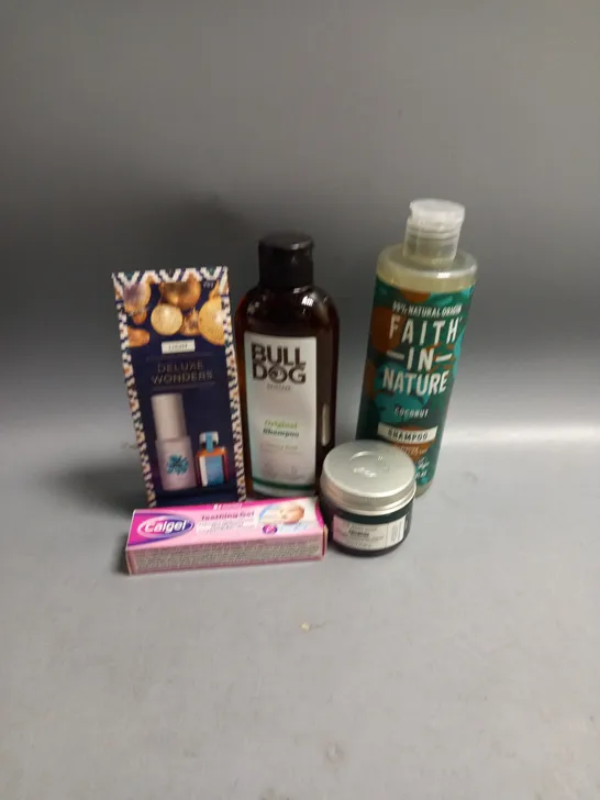 BOX OF APPROXIMATELY 20 COSMETIC ITEMS TO INCLUDE - BULLDOG SHAMPOO - THE BODY SHOP DAY CREAM - MAKE UP - ETC 