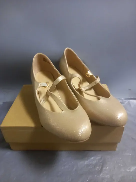 JD WILLIAMS LADIES LOW HEEL COURT SHOES GOLD SIZE 9