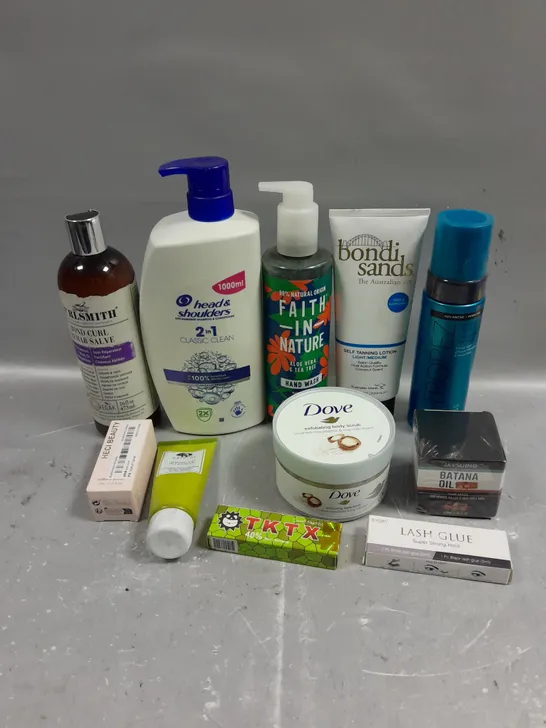 APPROXIMATELY 20 ASSORTED HEALTH & BEAUTY PRODUCTS TO INCLUDE HEAD & SHOULDERS SHAMPOO, LASH GLUE, ST.TROPEZ SELF TAN ETC 