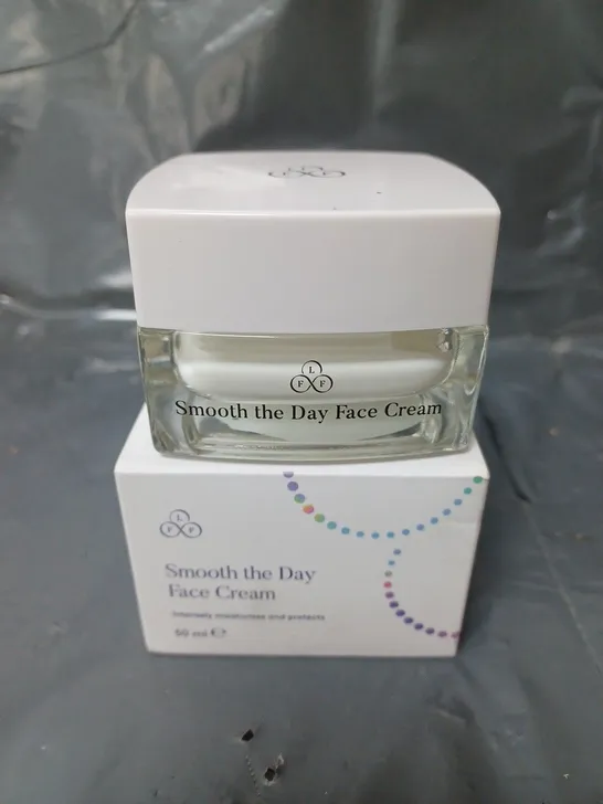 LOOK FABULOUS FOREVER SMOOTH THE DAY FACE CREAM 50ML