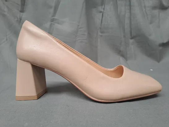 BOXED PAIR OF DESIGNER CLOSED TOE BLOCK HEEL SLIP-ON SHOES IN NUDE UK SIZE 6