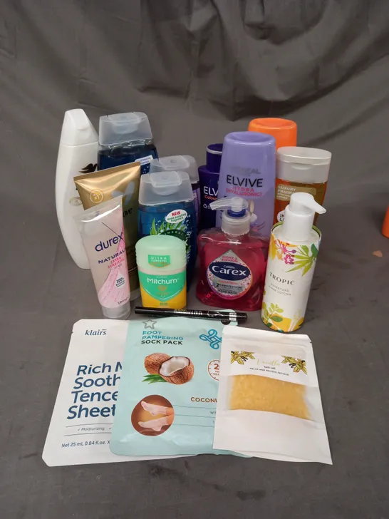 APPROXIMATELY 20 ASSORTED COSMETIC PRODUCTS TO INCLUDE RADOX SHOWER GEL, CAREX HAND WASH AND MITCHUM DEODERANT ETC. 