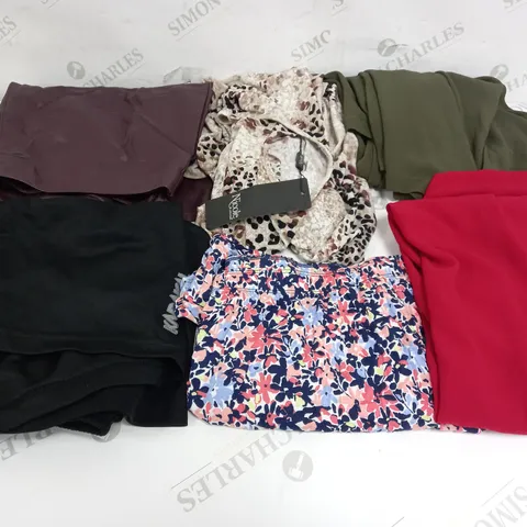 BOX OF APPROXIMATELY 20 ASSORTED CLOTHING ITEMS TO INCLUDE SKIRT, TOPS, DRESSES ETC