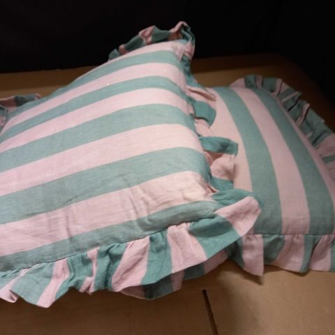 LOT OF 2 40X40CM SQUARE FILLED CUSHIONS