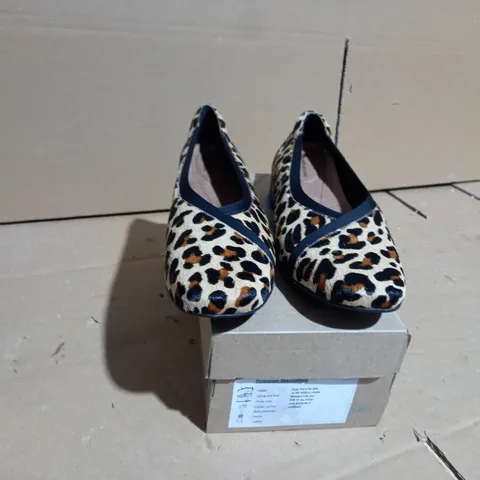 CLARKS DARCEY EASE LEOPARD STYLE LOAFERS SIZE 6