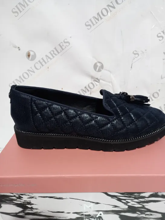 BOXED PAIR OF MODA IN PELLE EMMERSON NAVY BLUE SIZE 7
