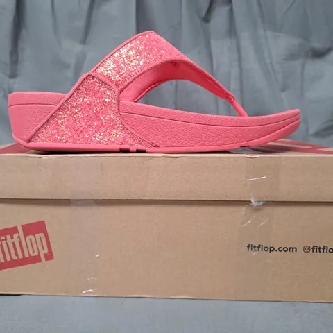 BOXED PAIR OF FITFLOP LULU GLITTER TOE-THONGS IN ROSY CORAL W. GLITTER EFFECT UK SIZE 6